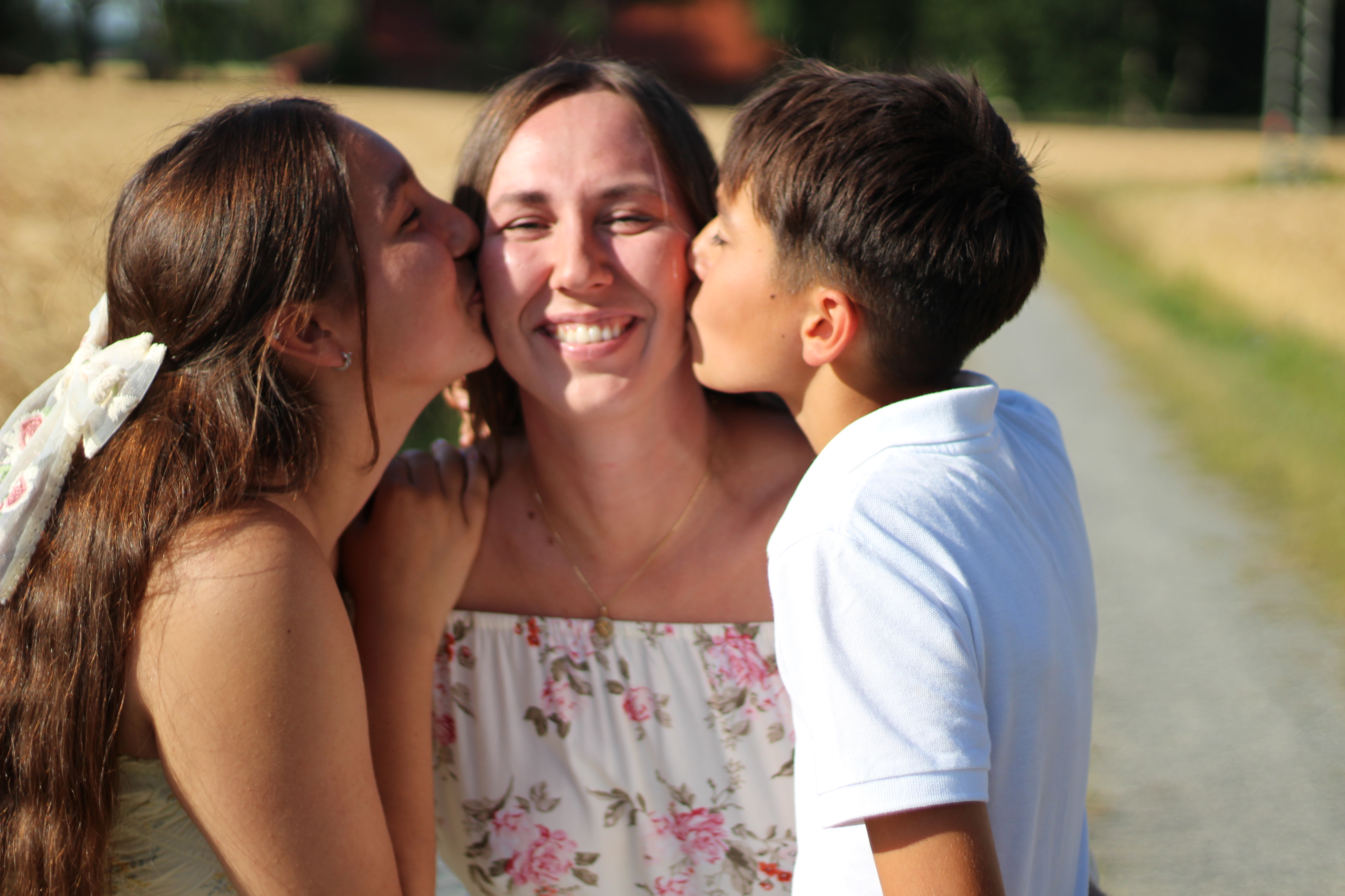 Familienmoment im Abendlicht